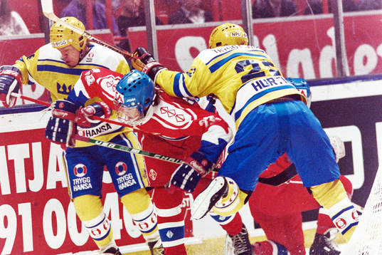 Lars Hurtig, Sverige tacklar en tjeck