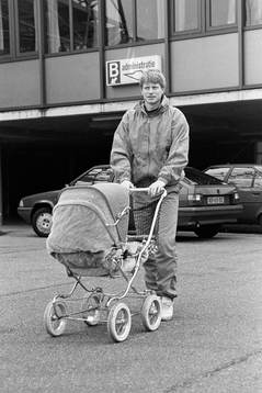 Stefan Pettersson på stan med barnvagn