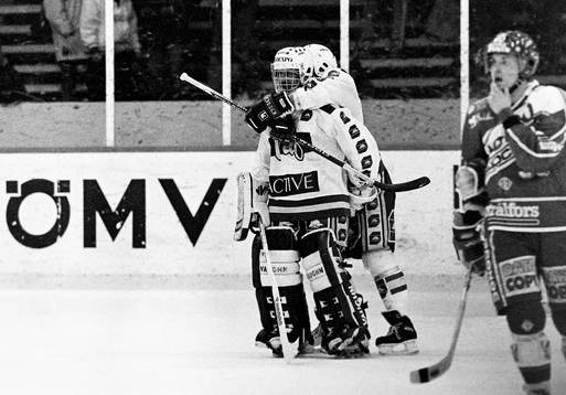 Peter Lindmark, målvakt i Malmö jublar