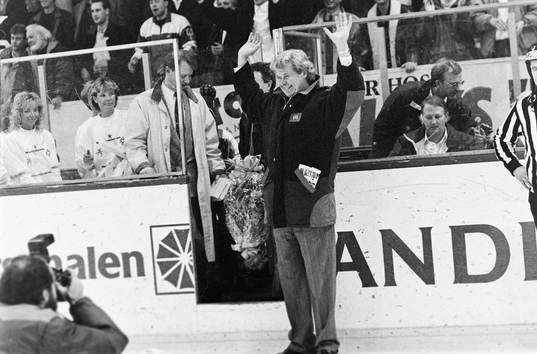 Percy Nilsson tar emot publikens hyllningar