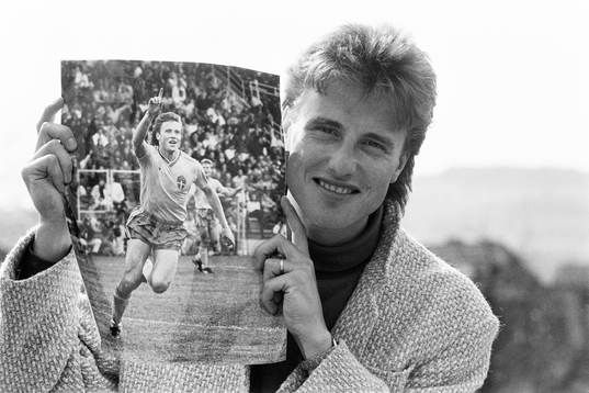 Roger Ljung med bild på sig själv i landslaget