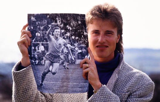 Roger Ljung med bild på sig själv i svensk