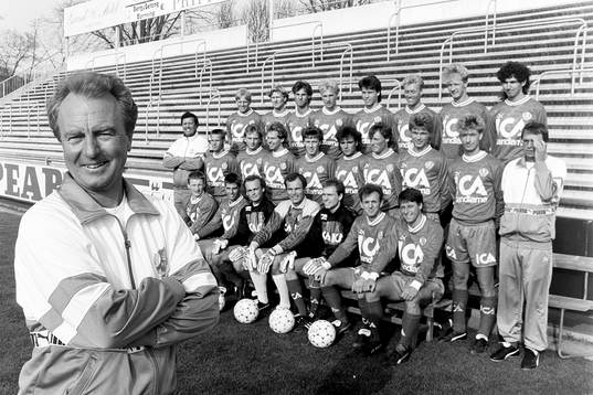 Tränare Bo Nilsson framför helsingborgs spelartrupp