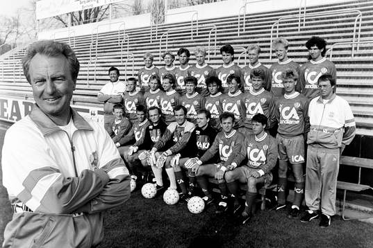 Tränare Bo Nilsson framför helsingborgs spelartrupp
