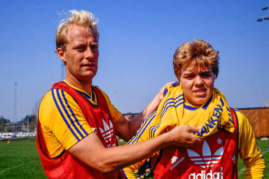Landslagsdebutanten Tomas Brolin får en svensk