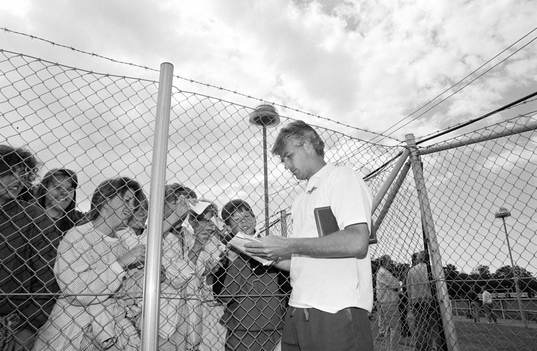 Glenn Hysén skriver autograf