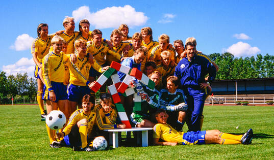 Det svenska VM-laget med VM-maskoten Ciao