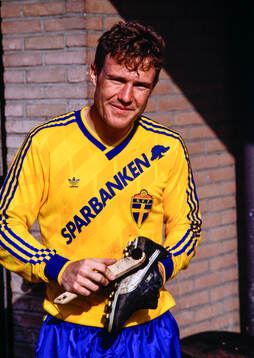 Jan Eriksson putsar sina fotbollsskor