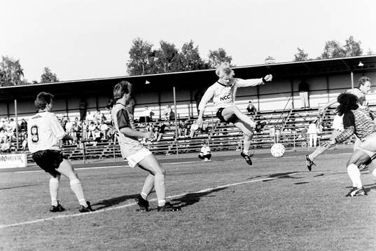 Percy Olsson, Hässleholm framför leikins målvakt Cochise