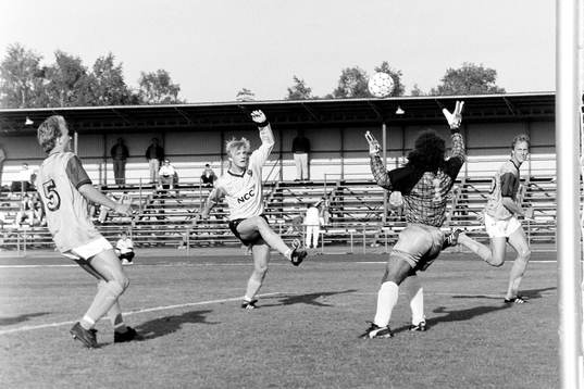 Percy Olsson, Hässleholm framför leikins målvakt Cochise