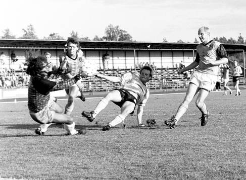 Peter Persson, Hässleholm framför leikins målvakt