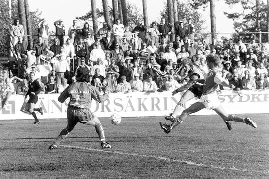 Mikael Holgersson, Mjällby gör 1-0 på Dick Last,