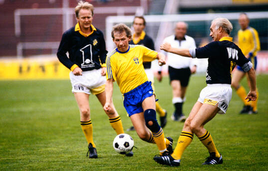Ca 1990 Fotboll, veteranmatch på Råsunda Fotbollstadion,