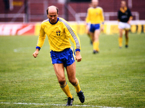 Ca 1990 Fotboll, veteranmatch på Råsunda Fotbollstadion,
