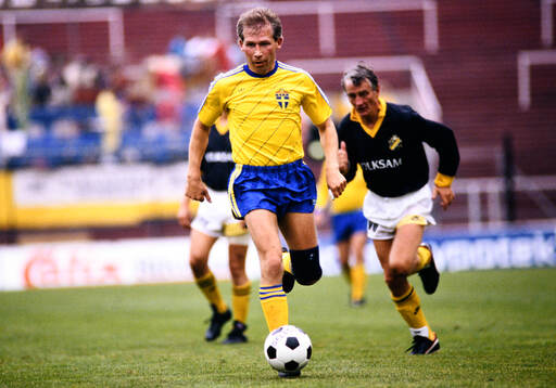 Ca 1990 Fotboll, veteranmatch på Råsunda Fotbollstadion,
