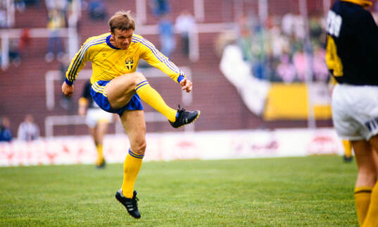 Ca 1990 Fotboll, veteranmatch på Råsunda Fotbollstadion,