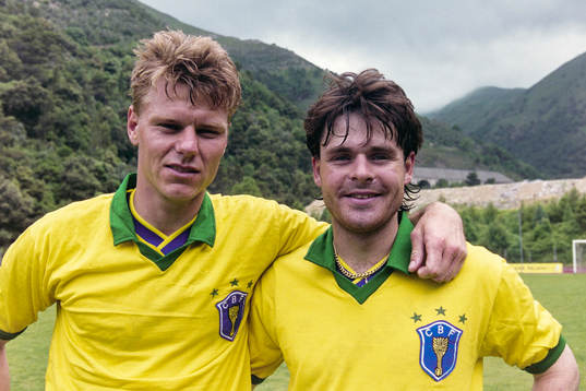 Joakim Nilsson och Anders Limpar i brassetröjor