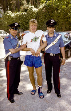 Tomas Brolin, Sverige skojar med två poliser