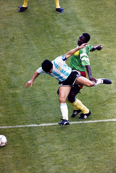 Diego Maradona, Argentina blir hårt uppvaktad