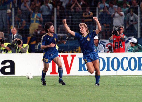 Tomas Brolin har reducerat. Anders Limpar gratulerar