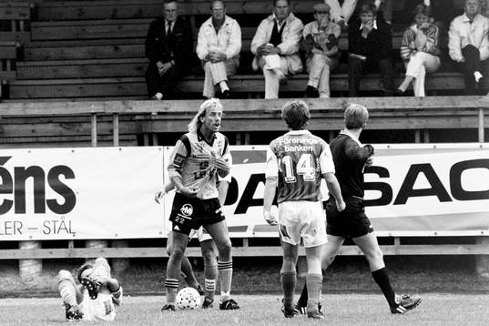Hans Larsson, Mjällby, blir utvisad av domare Stig Rysén,