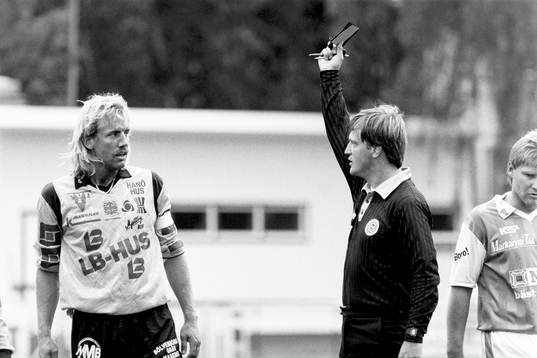 Hans Larsson, Mjällby, blir utvisad av domare Stig Rysén,