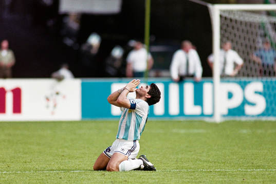 Diego Maradona, Argentina på knä och tackar högre makter