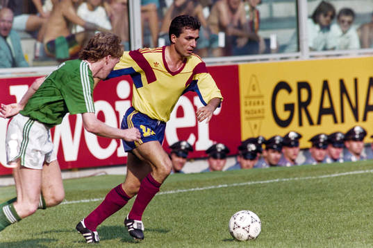 Rumäniens Gheorghe Hagi med bollen ich Irlands Steve