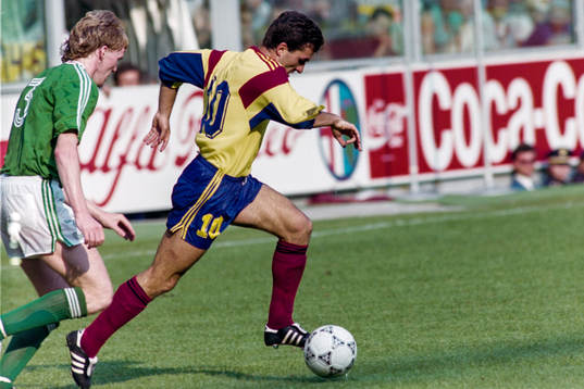 Rumäniens Gheorghe Hagi med bollen ich Irlands Steve