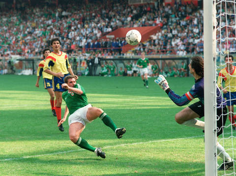 Irlands Kevin Sheedy oroar rumäniens målvakt Silviu Lung