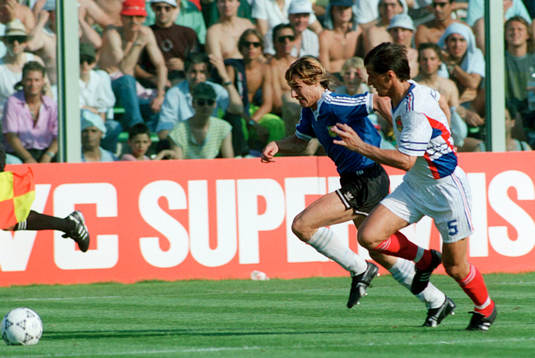 Faruk Hadzibegic, Jugoslavien jagar Claudio Caniggia,