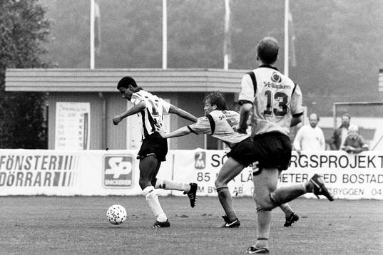 Håkan Norén, Mjällby försöker stoppa Issa Manglind,