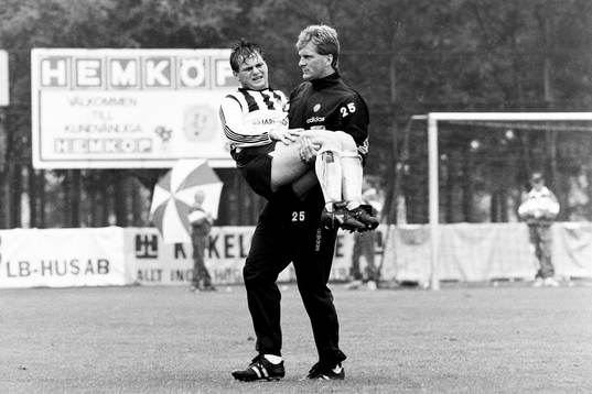 Landskronas Thomas Olsson bärs av planen av tränare Sonny