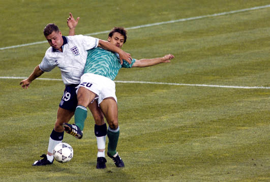 Paul Gascoigne, England och Olaf Thon, Västtyskland i kamp