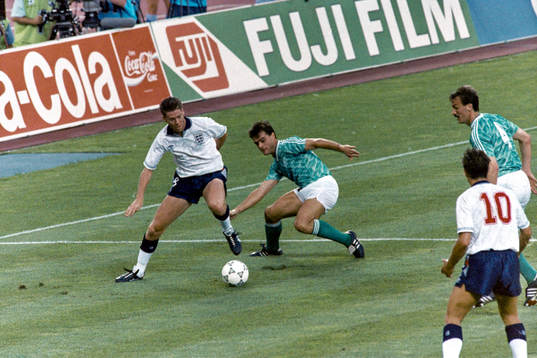 Chris Waddle, England med bollen