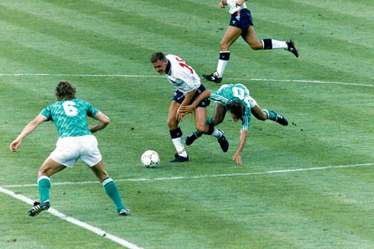 Paul Gascoigne, England och Olaf Thon, Västtyskland i kamp
