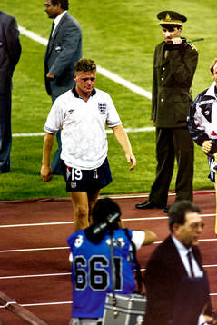 En besviken Paul Gascoigne, England lämnar planen