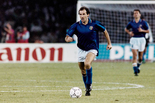 Italiens Franco Baresi med bollen