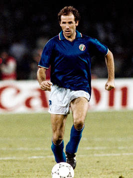 Italiens Franco Baresi med bollen