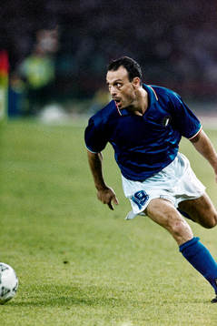 Italiens Salvatore Schillaci med bollen