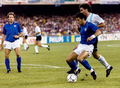Italiens Gianluca Vialli med bollen