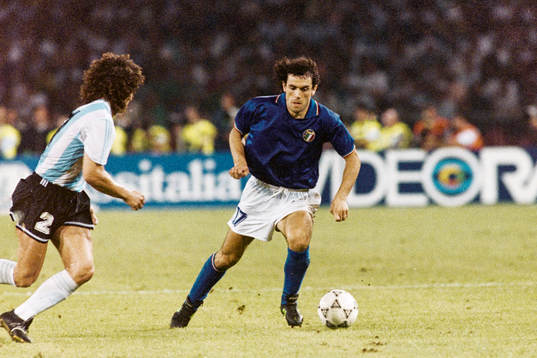 Italiens Roberto Donadoni med bollen