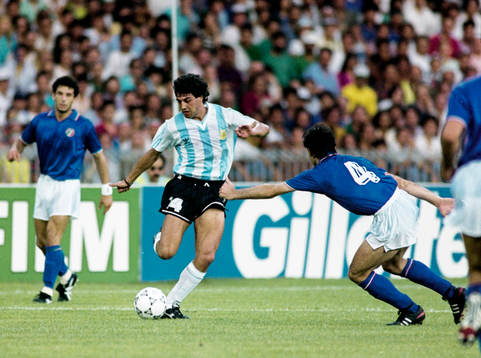 Argentinas Ricardo Giusti med bollen