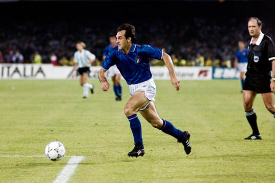 Italiens Luigi de Agostini med bollen
