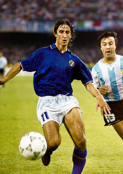 Italiens Fernando De Napoli med bollen