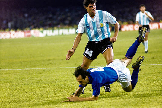 Italiens Luigi de Agostini fälls av argentinas Ricardo