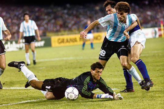 Argentinas målvakt Sergio Goycochea får hjälp av Oscar