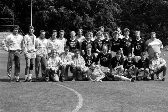 Lagen uppställda innan matchen med bl. a Per Carlén,