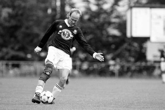 Tennislandslagets Jan Gunnarsson med bollen