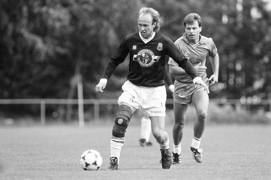 Tennislandslagets Jan Gunnarsson med bollen och Sten